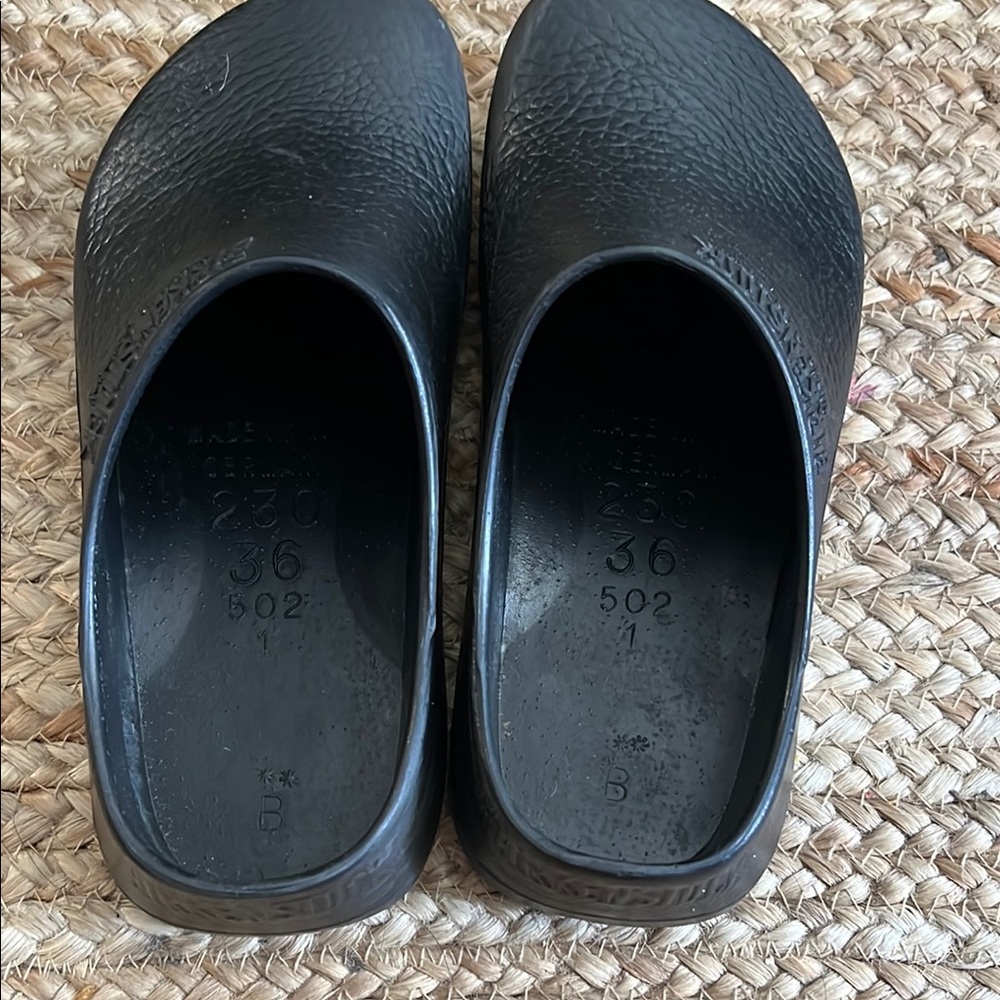 Birkenstock Black Slippers Comfortable Slip-On Design - Picture 3 of 7